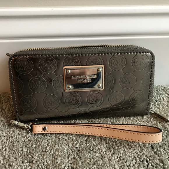Michael Kors Handbags - Michael Kors Metallic Wristlet